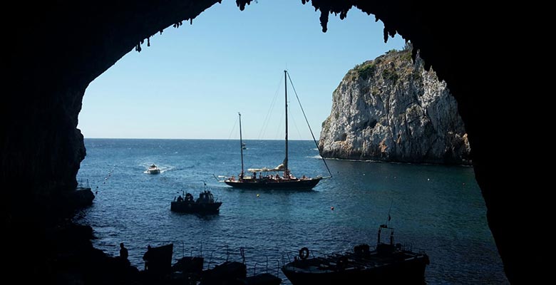 Visit by boat to the Zinzulusa cave