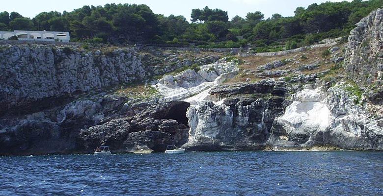 Visit by boat to the Romanelli cave